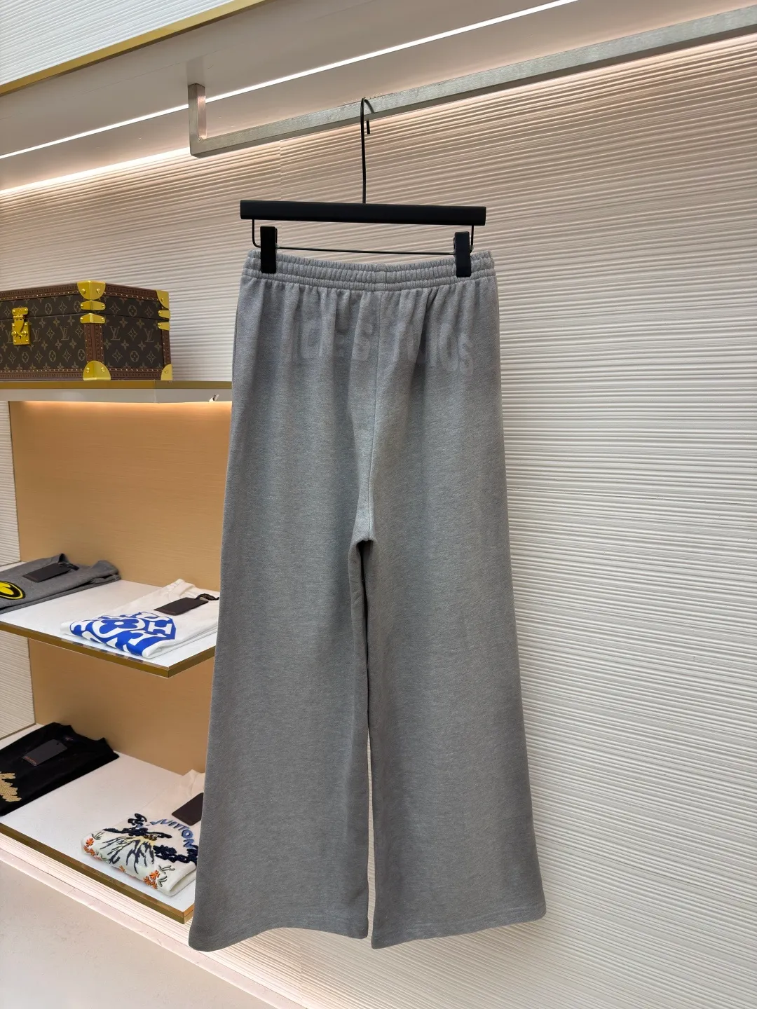 Acne Studios printed logo sweatpants ●Item number: 1682181-A90 ●Material: Floral soft velvet nylon fabric ●Technology: Imported machine foam printing production ●Color: Gray ●Version: Loose fit ●Weight: about 615 grams ●Size: It is embellished with the college-style seasonal logo pattern and outlines the personal logo with simple and tense lines. The hidden luxury beauty of the sweatpants is carved with Maliu craftsmanship. From rich to light, the color transition is natural and smooth, like the elegant style accumulated over time. The suit is present, interpreting the infinite possibilities of fashion from a unique perspective. Imported machine white foam printing uses imported professional printing equipment to apply a special white slurry to the surface of the textile in a specific pattern through precise mechanical control. The foaming agent is heated to decompose to generate gas. The slurry expands to form a three-dimensional white foam pattern. Gradient special slurry spraying process sprays dyes of different colors on the surface of the fabric to achieve rich color changes in the clothes under different lights, increasing the visual layering. The fabrics have been carefully washed, have a better hand feel and texture, are not easy to deform, are not easy to shrink, are not easy to fade, and maintain long-term beauty. The overall wiring is straight and delicate, the fabric is comfortable and soft, and the color is consistent without color difference. It can be matched with the same style to create a fashionable look and control various occasions. Customized accessories, complete with three standards, same style for men and women!